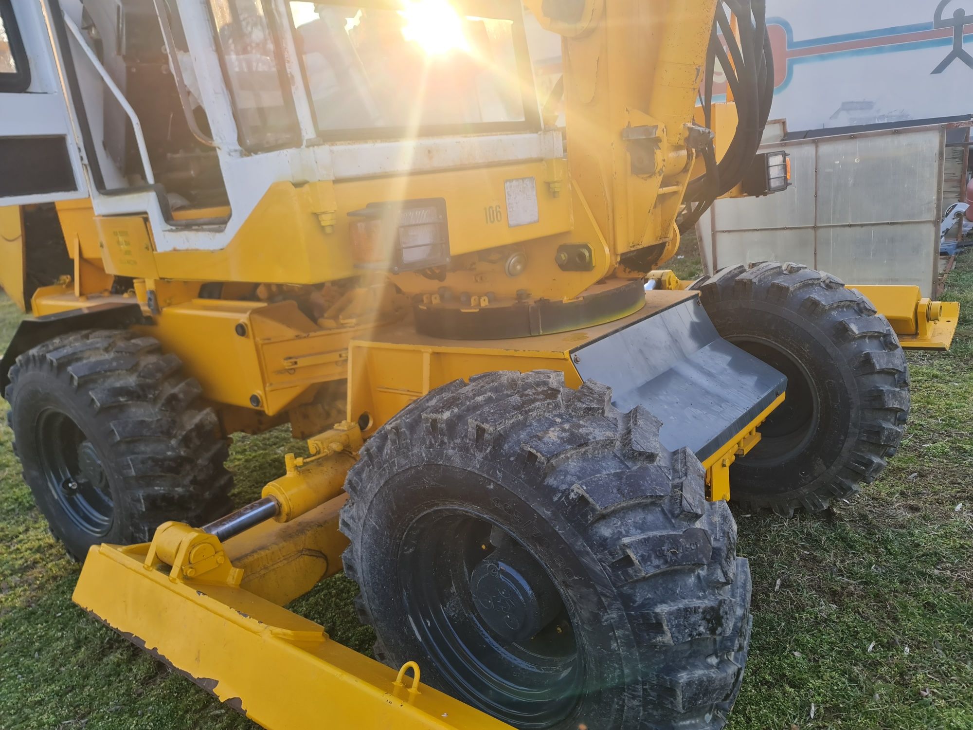 Vînd excavator Mecalac