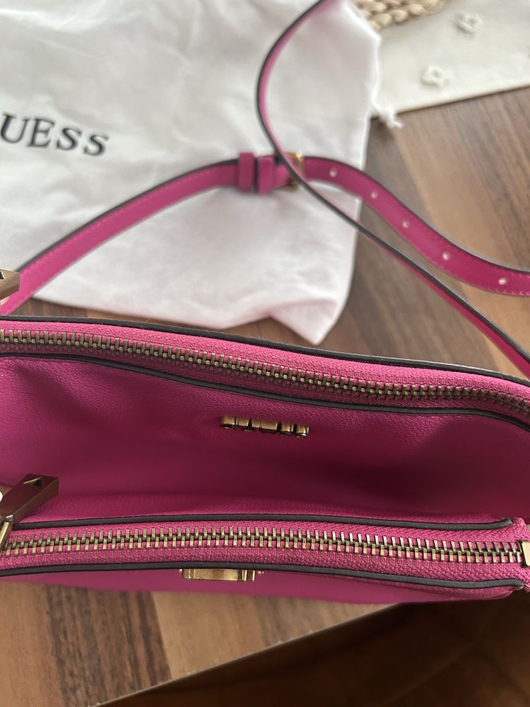 Чанта на марката Guess