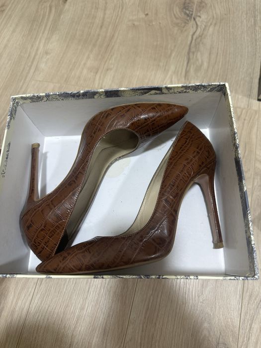 Туфли на высоком каблуке 38-39