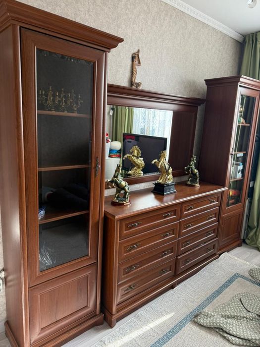 Продаю гостиную витрину и комод с зеркалом