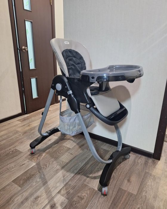 Стульчик для кормления черносерого цвета