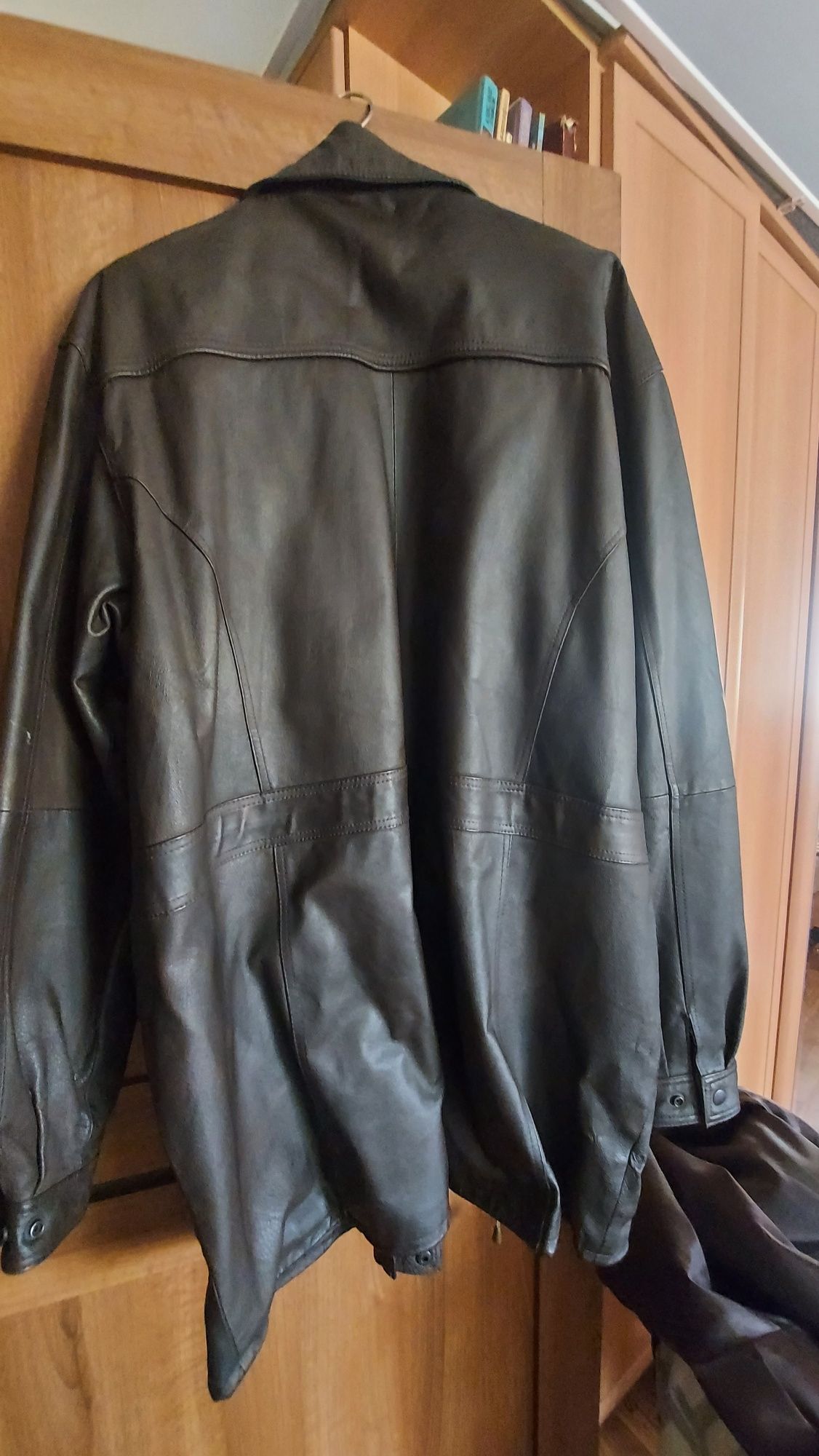 Куртку кожаную мужскую продам