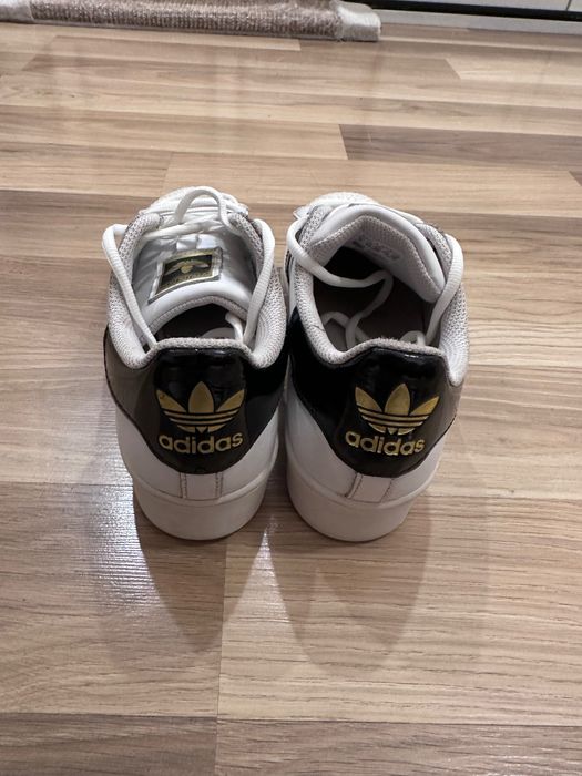 Продавам дамски маратонки Adidas