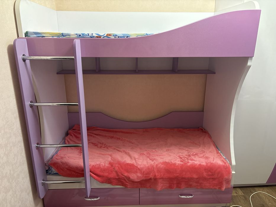 двухъярусная кровать+шкаф+стол.