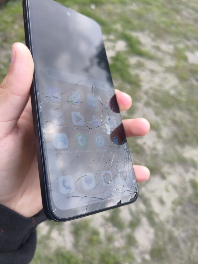 Redmi 12 
разбит дисплей и задняя крышка. 
на работу не влияют, для еж