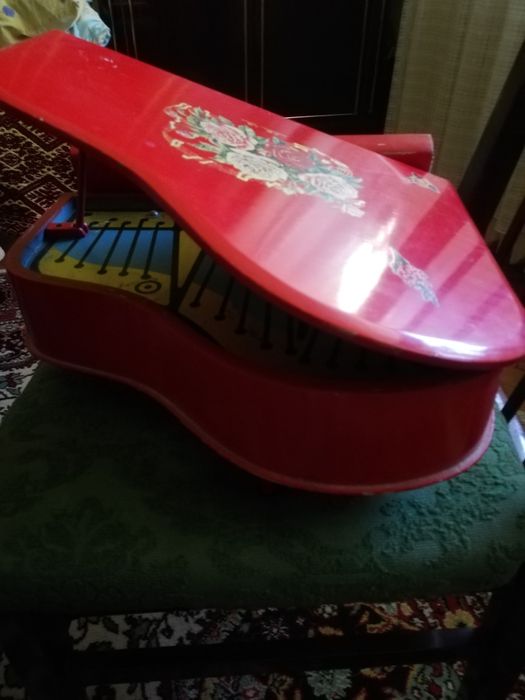 Vând pian de jucărie din lemn, model vintage, vechi de aproximativ 47