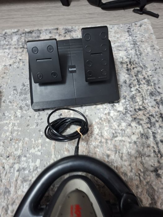 Ps4 pro 2 controllere originale , Volan cu pedale