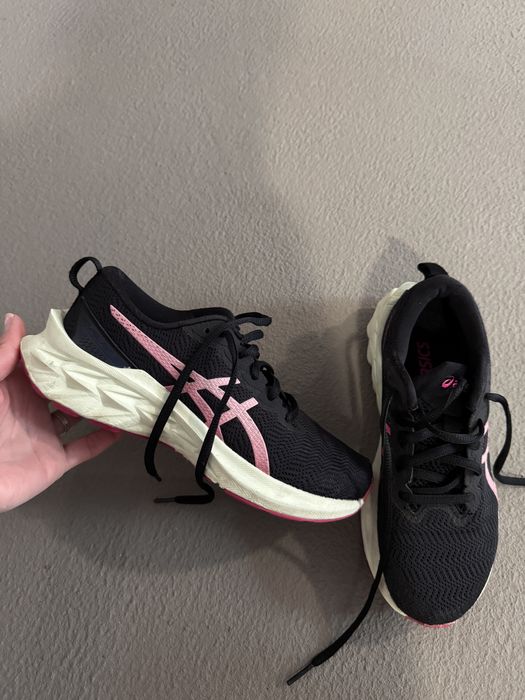 Маратонки asics.