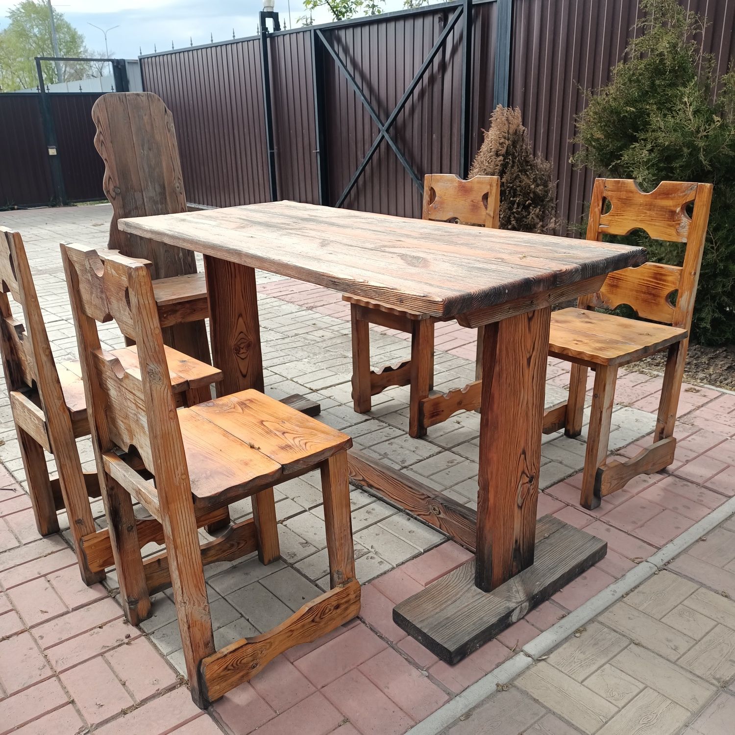 Продам брашированный деревянный стол и стулья