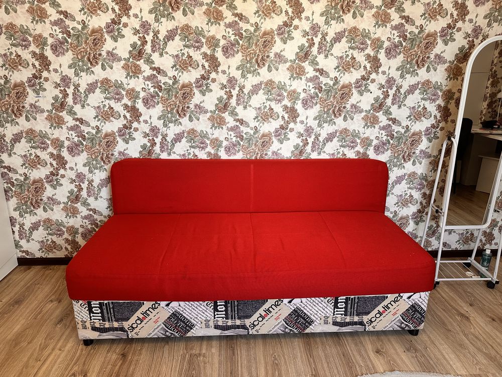 Астана Стол и диван продаю в хорошем состояний.