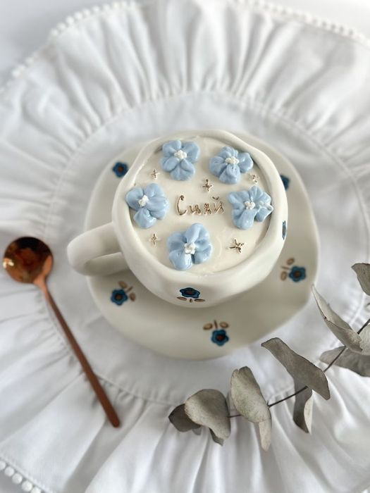 Торт в чашке с блюдцем