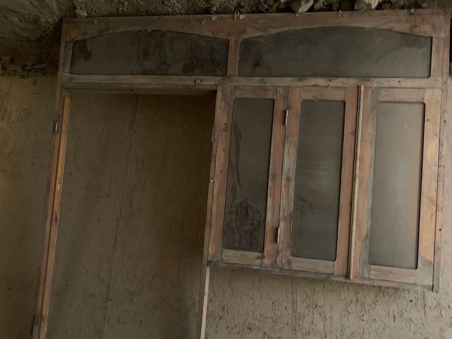 Srochna Eshik va Derazalar Sotiladi 1ta teraskasi ham bor Xolati ideal