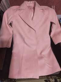 Зимнее пальто розового цвета