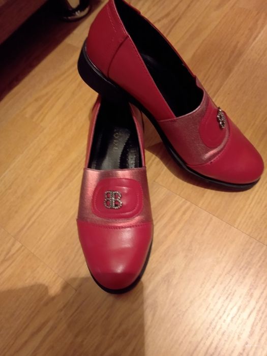 Vând pantofi mocasini dama negri și roșii mărimea 38