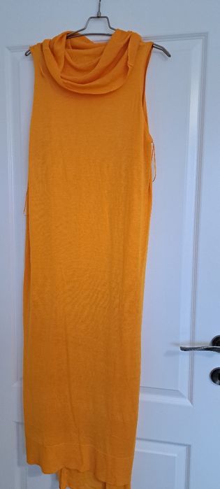 Vând rochii noi cu eticheta.