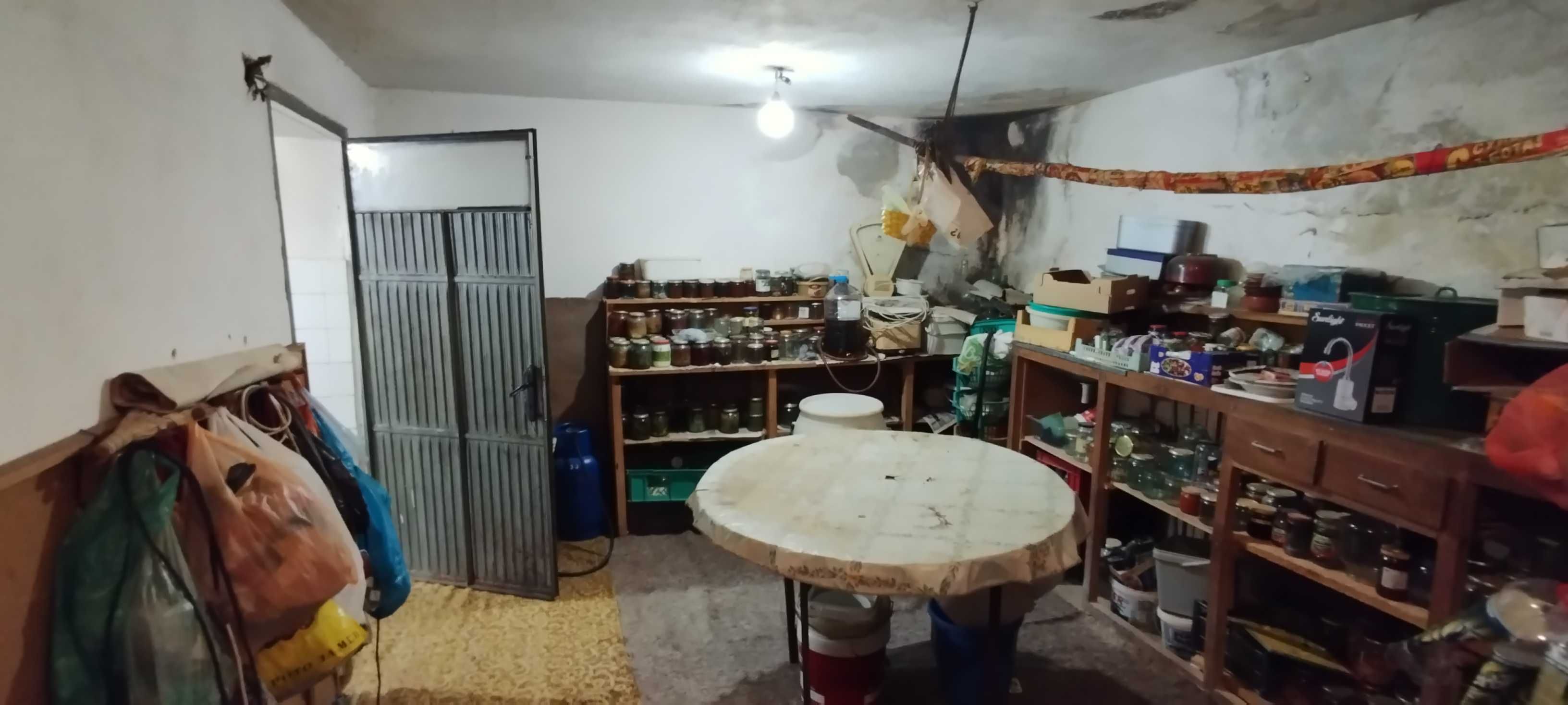 Масивна къща в близост до Габрово с. Дивеци