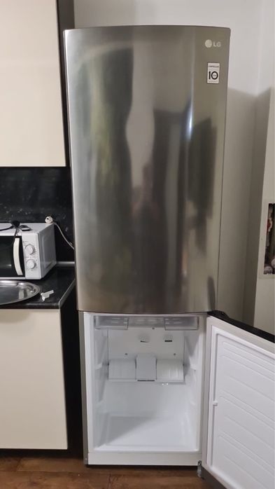 Холодильник LG стального цвета