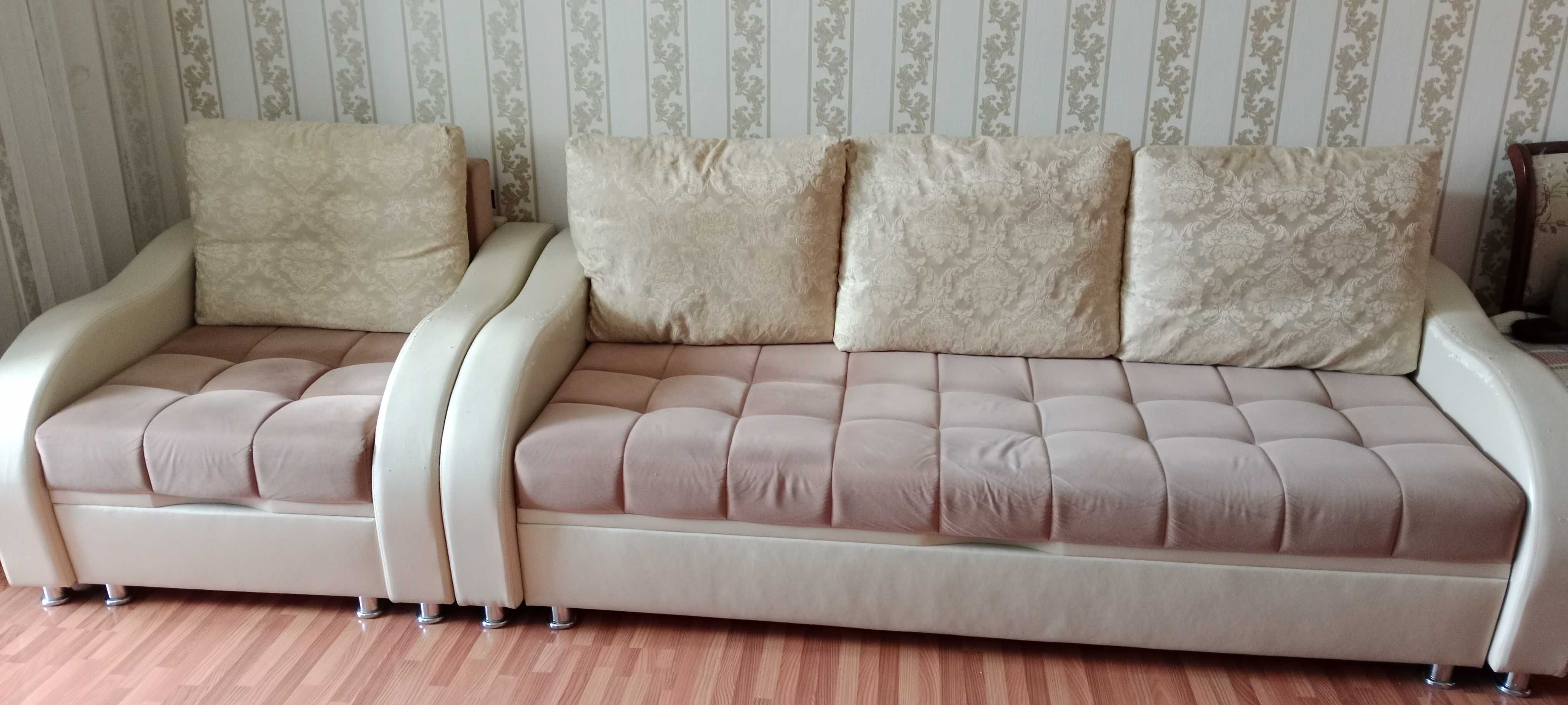 Диван и одно кресло
