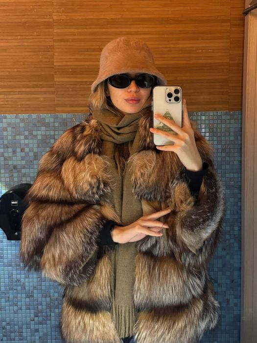 Продается  шуба натуральная лиса