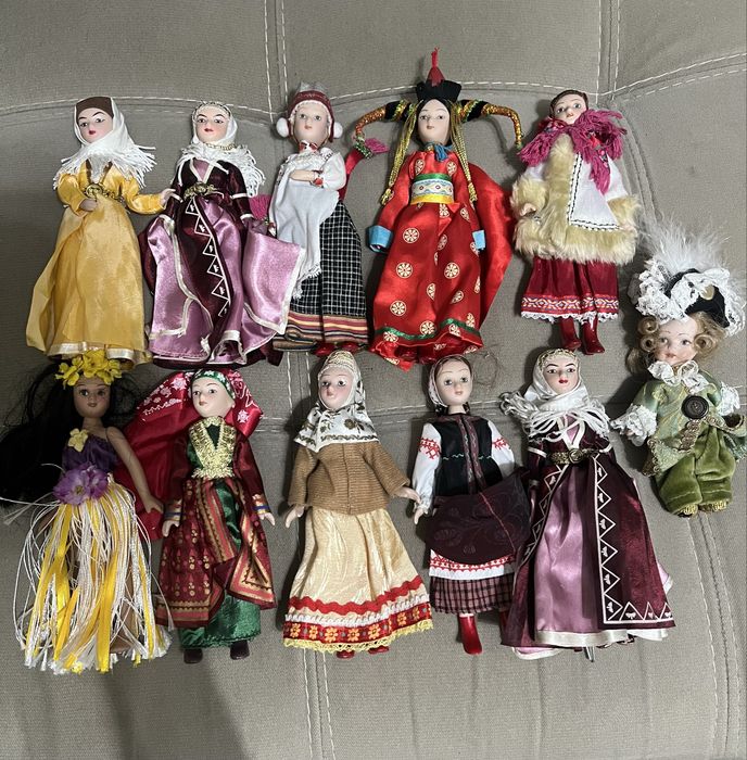Куклы в народных костюмах фарфоровые