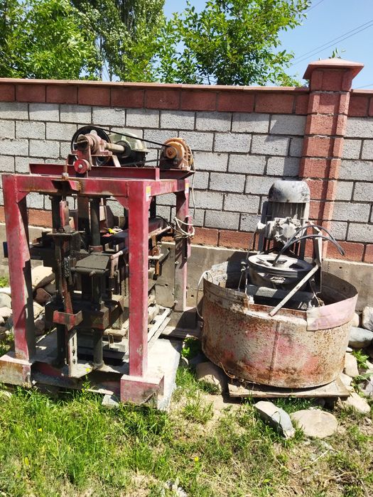 Шлакоблок аппарати сотилади.