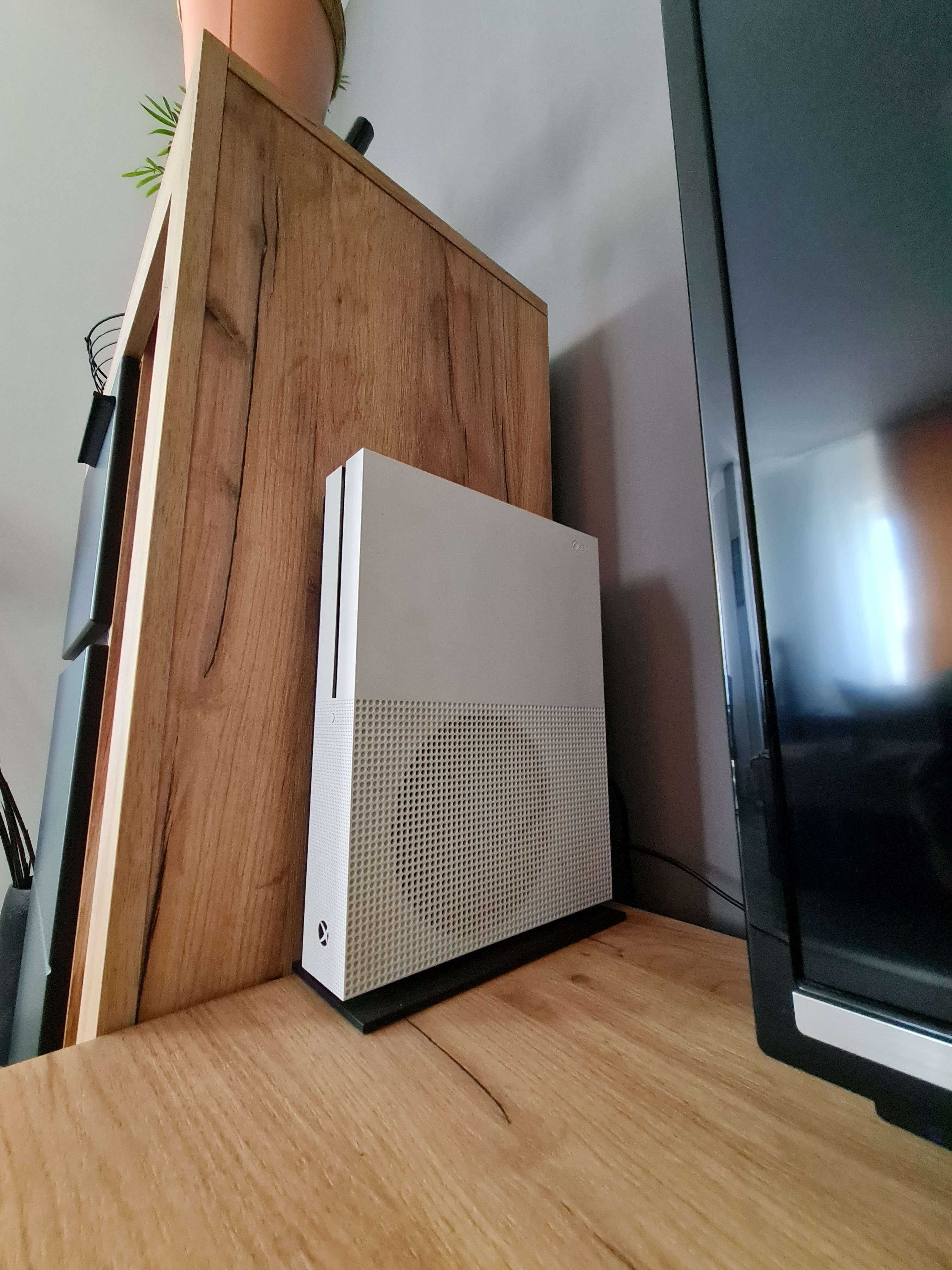 Xbox One S (1.6TB) + 17 jocuri incluse