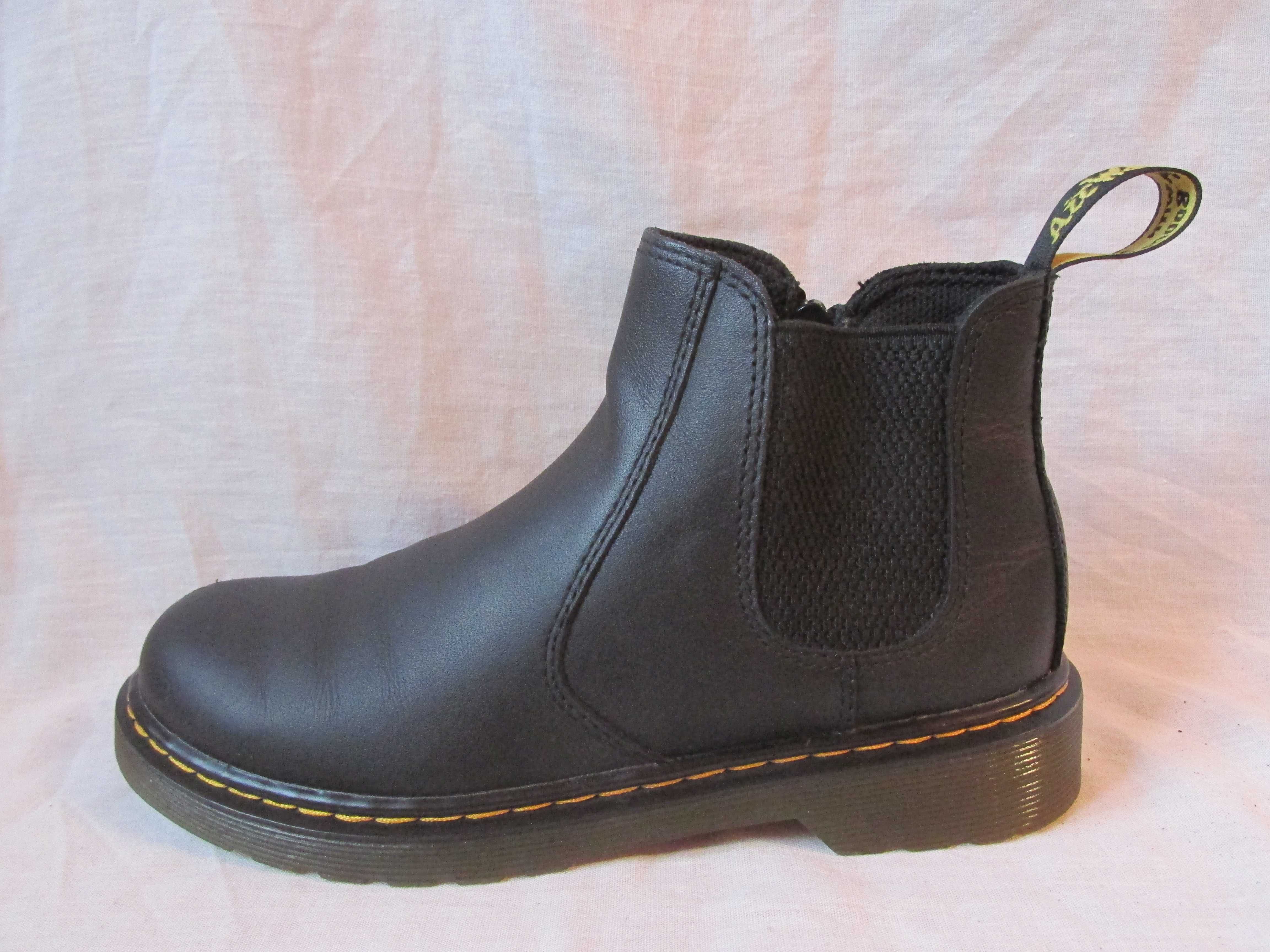 Bocanci/botine Dr. Martens,original,marime 35-36 (22 cm)