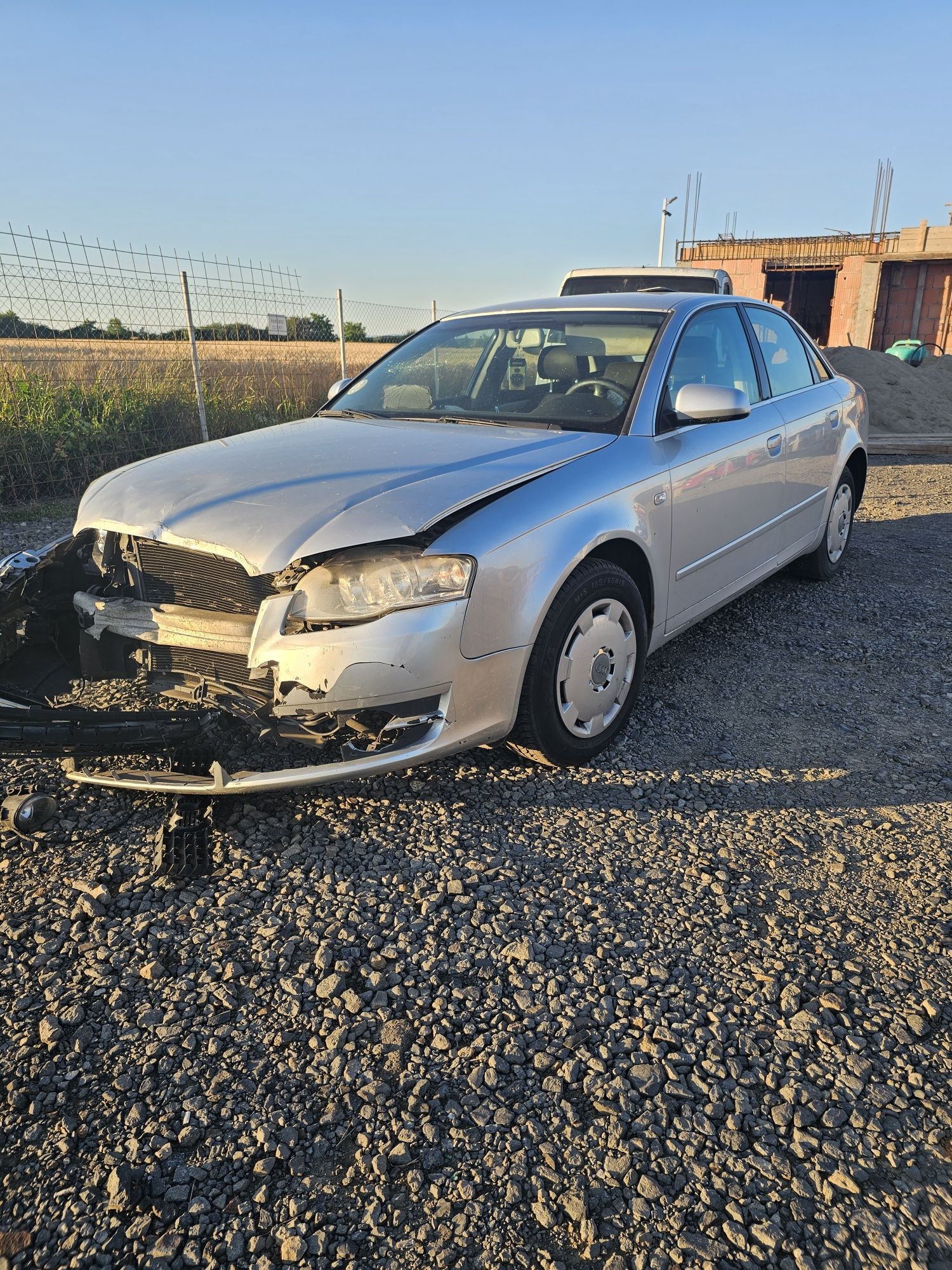 Dezmembrez,vand piese audi a4 ,b7 berlina 1,6 benzina
