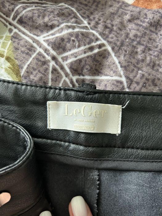 Pantaloni negri de piele