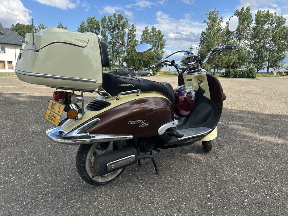Scuter Razory Retro 2016 - “ model Vespa “ - 49 cmc - 3400 km