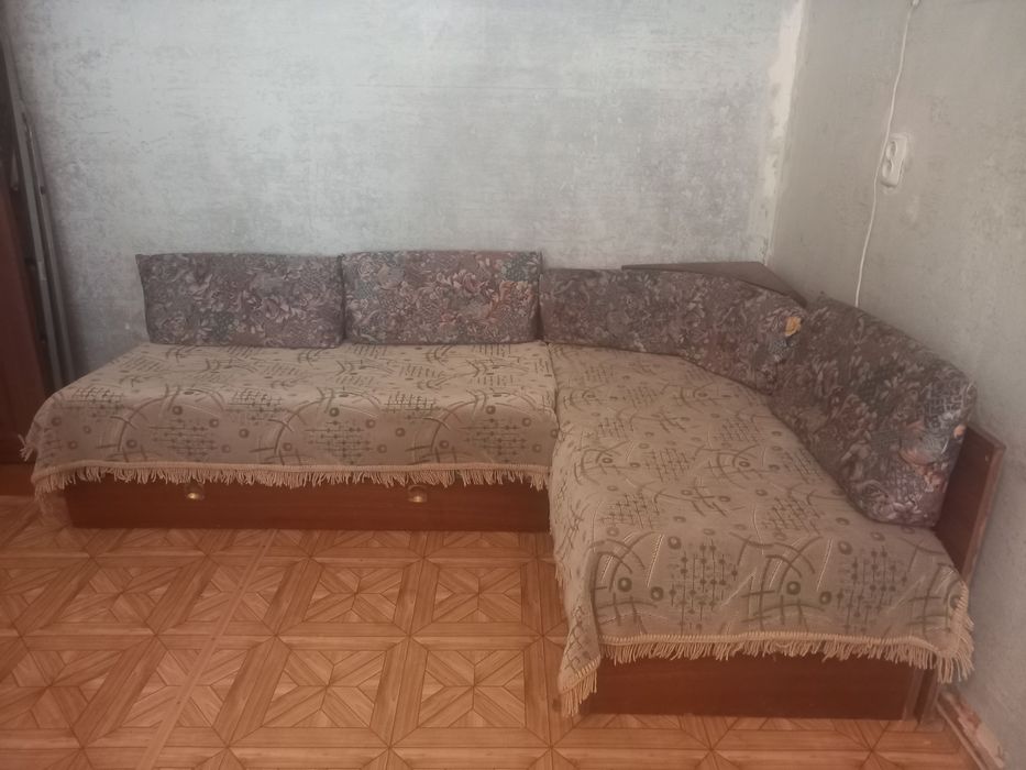 Угловой диван отдам