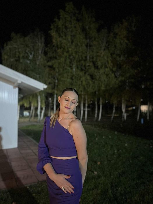 Елегантна лилава рокля