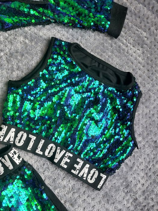 Costum de dans strălucitor cu paiete