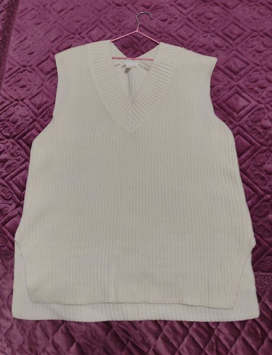 Продам вязаный жилет.