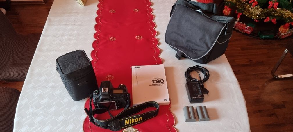 Vând aparat foto Nikon d90 + obiectiv 70 300