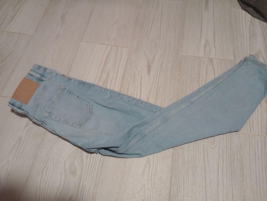 Blugi H&M în condiții bune