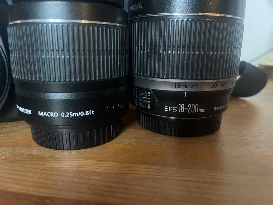 Фотоапарат Canon EOS 2000D с два обектива