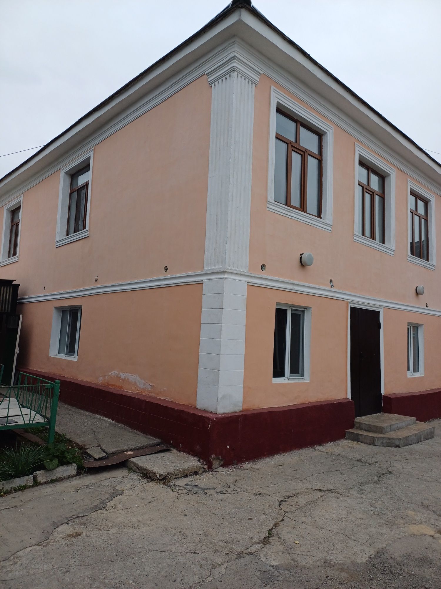 Продаётся 2 дома на одном участке.