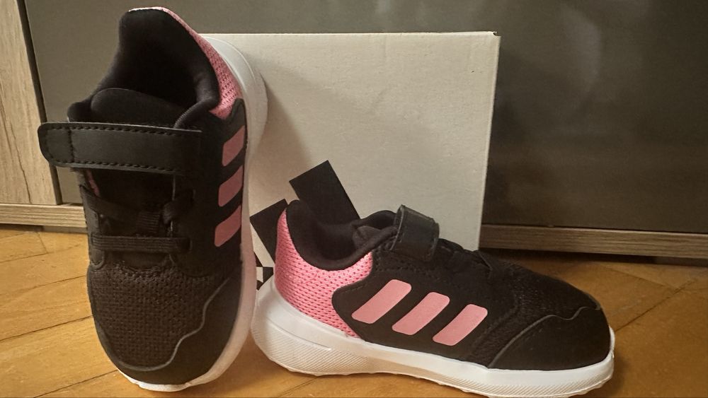 Чисто нови маратонки Adidas