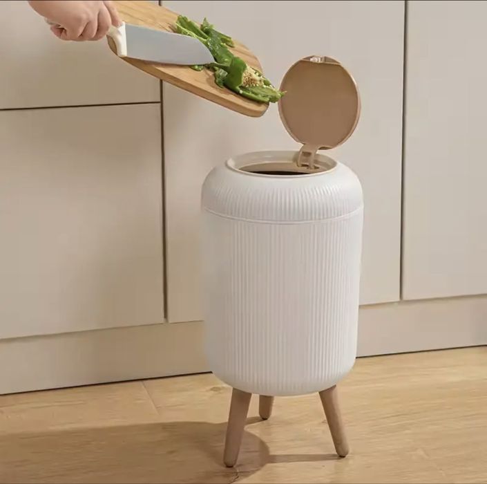 Автоматичен умен кош за боклук със сензорно управление.