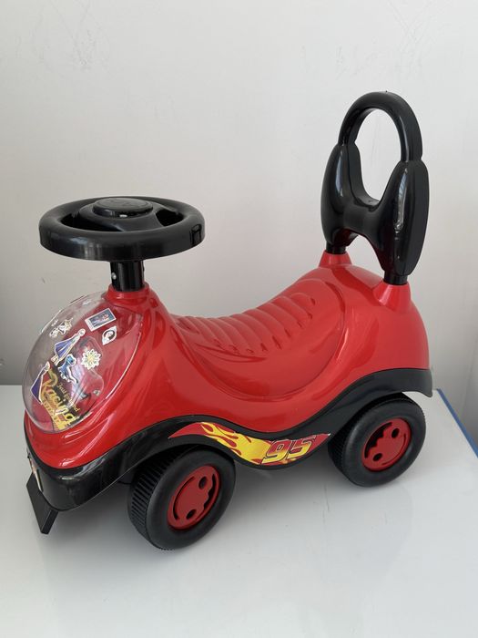 Игрушечная машинка