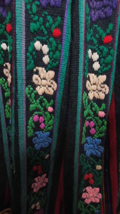 Costum popular (ie/camasa, valnic/fota/catrinta/opreg)