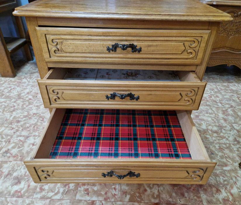 Два броя дъбови скрина с три чекмеджета