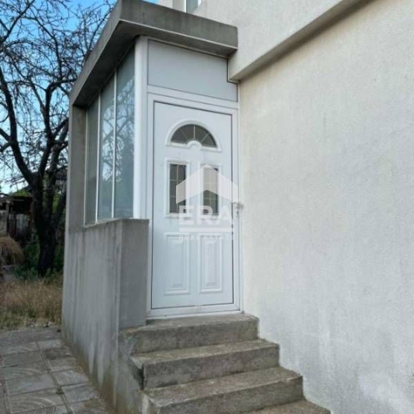 Самостоятелна триетажна къща с четири спални и три бани, с морска пано