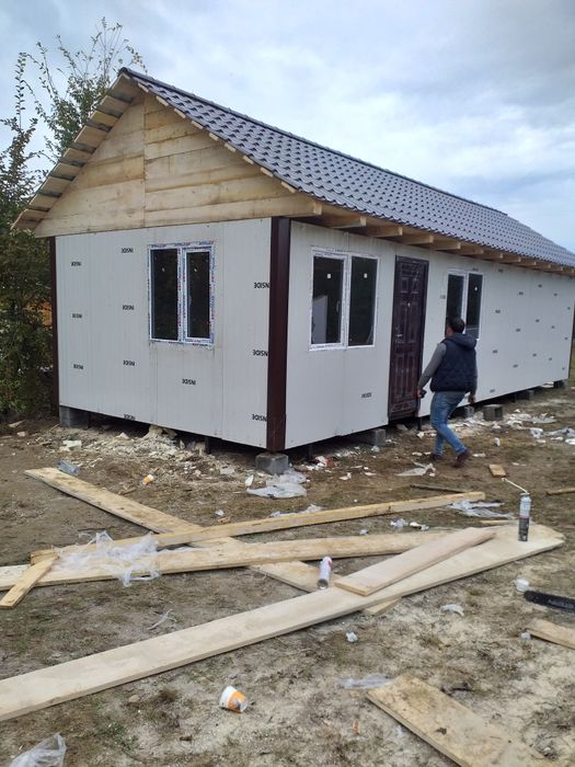 Vand case modulare pe structura metalica