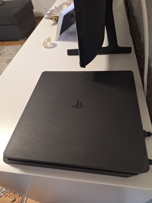 PS 4 SLim 1 Terra, 2 Controller-ul, 3 jocuri, aparat nedesfacut.