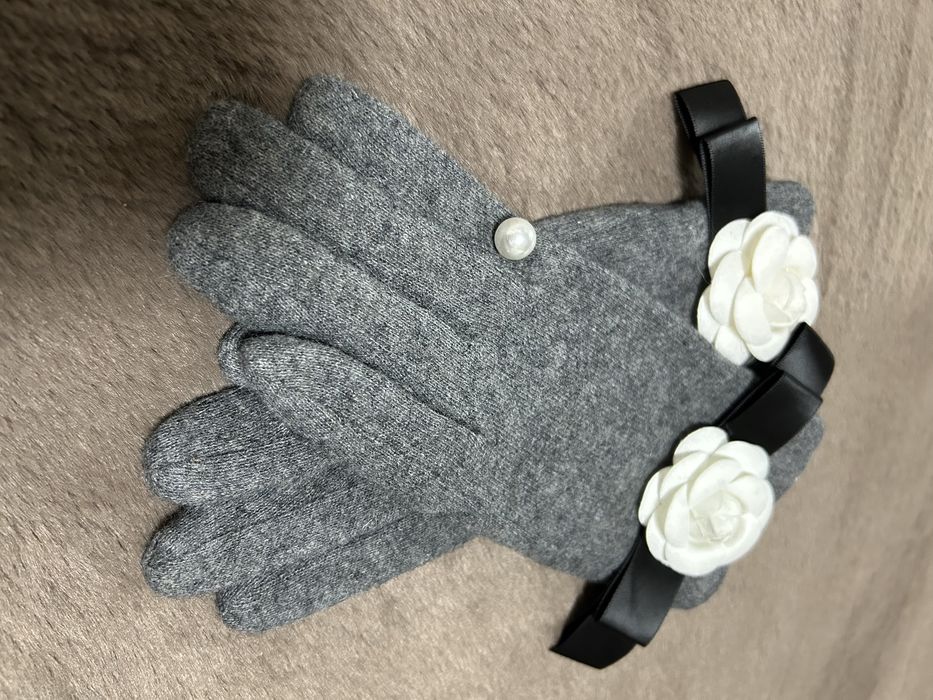 Manusi gri, cu accesoriu, noi