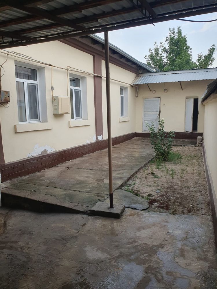 продается дом в центре поселка Янгибазар