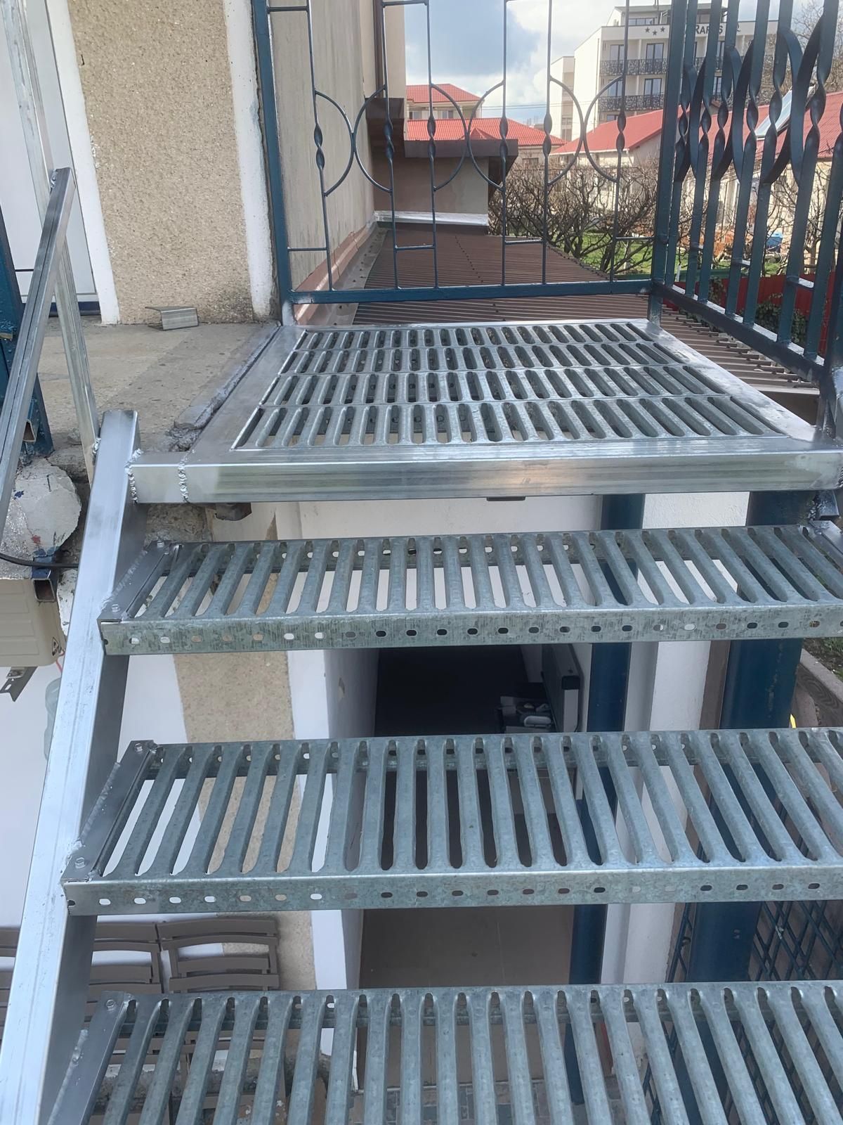 Scara metalica zincata pt exterior cu podeț