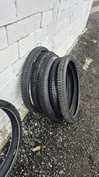 Văd cauciucuri de bicicletă